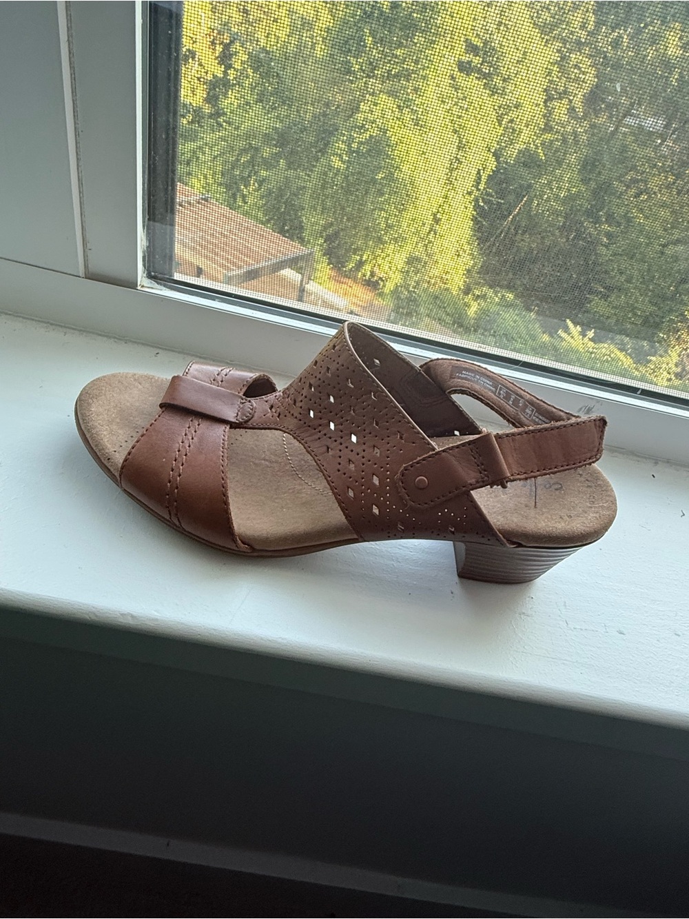 Clarks Brown Leather Comfort Sandals Low Block Heel Size 9